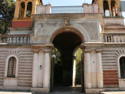 Foto 3b. Ad accoglierci troviamo il suo monumentale e imponente avancorpo d�ingresso in pietra chiara, costituito da un�apertura centrale ad arco a tutto sesto delimitata da semicolonne binate che sorreggono un�elegante balaustra in pietra 